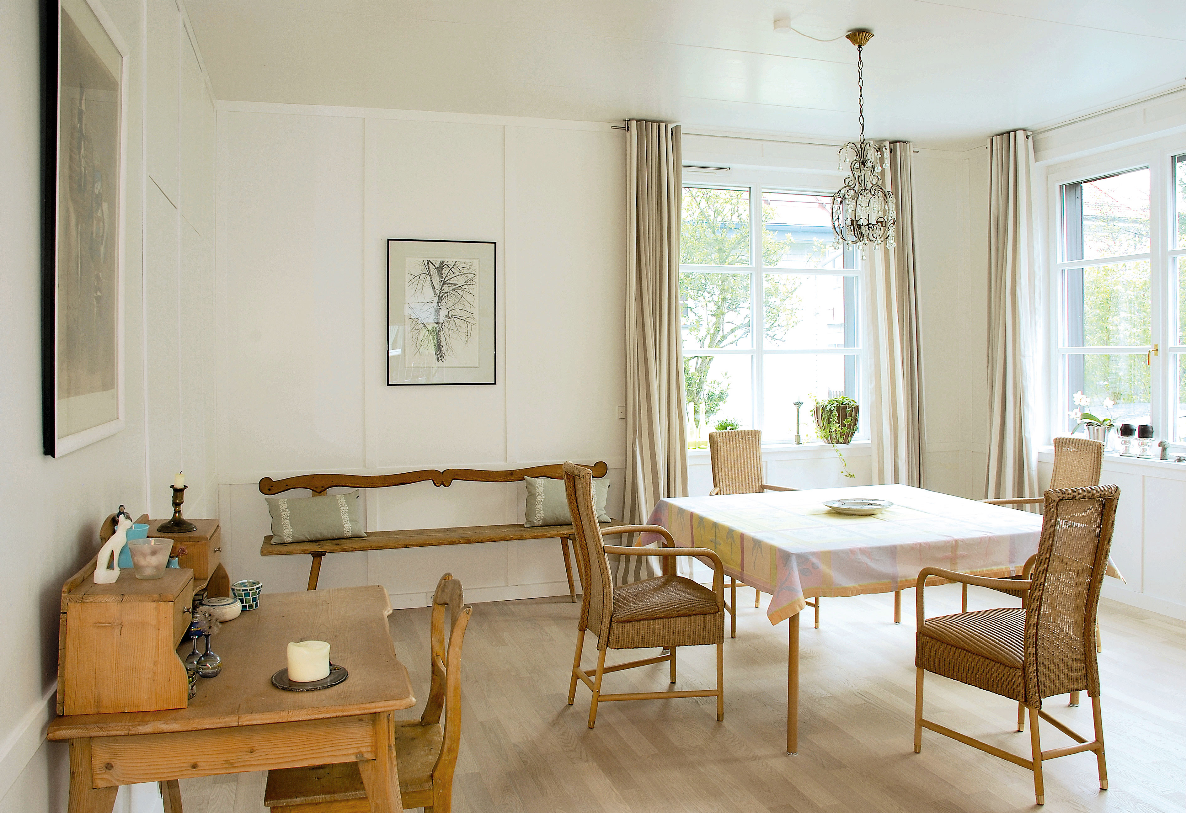 Holzvertäfeltes Esszimmer offen zur Küche und Wohnbereich